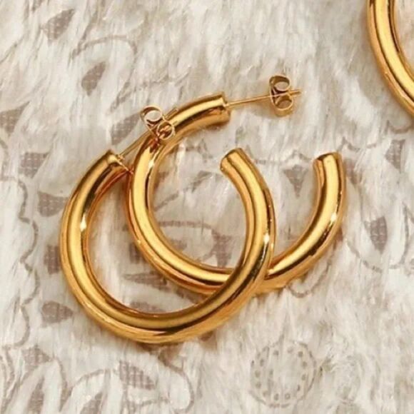 ⭐️ New Classic Gold Plated Hoop Earrings Medium Size - Picture 3 of 9